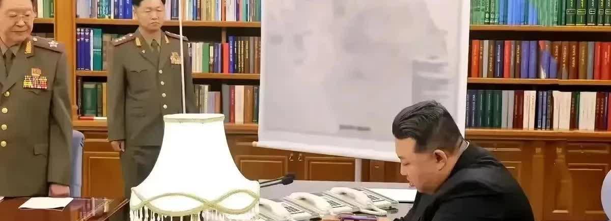 金正恩对香烟的钟爱，成为了他办公室内的一道独特风景。据报道，金正恩将他最喜欢的爱