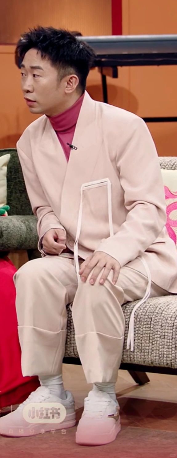 杨迪的裤子是裤腿太长了临时改的吗
是吧
