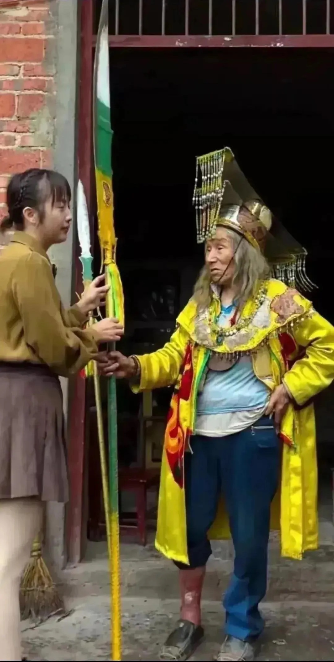 一位普通老人竟是秦始皇的后人。他不计成本地过着帝王般的生活，每天早起穿上龙袍，召