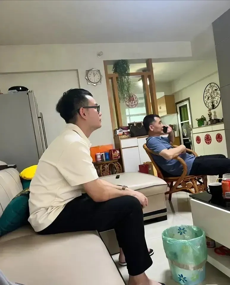 大家看看，这是我老公第一次来我家的照片，是不是很搞笑？
坐在那很斯文的样子，又不