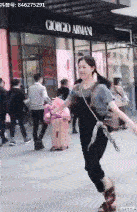 上百人杭州街头穿“神兽”服摆Pose，网友：又美又仙的衣服全糟践了