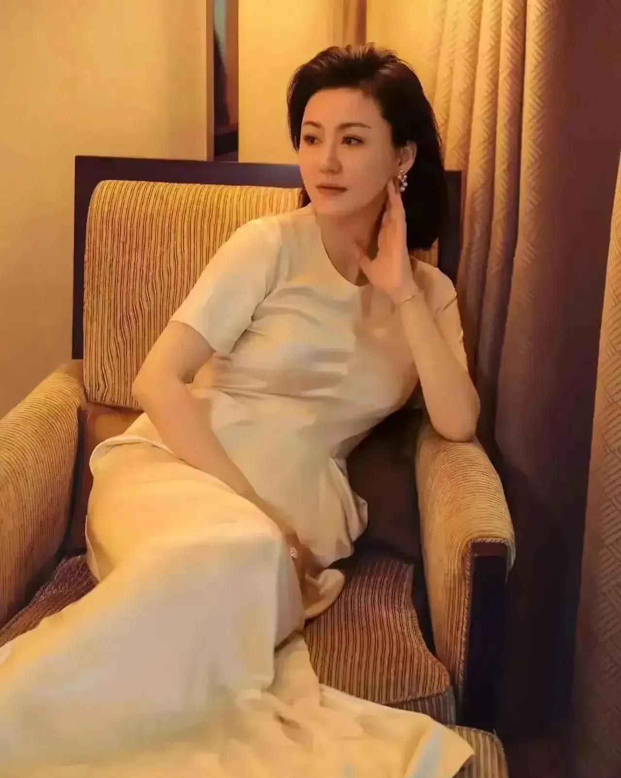 这张照片拍摄于2023年11月1日，我在成都某五星级大酒店里，给秘书拍摄的照片。