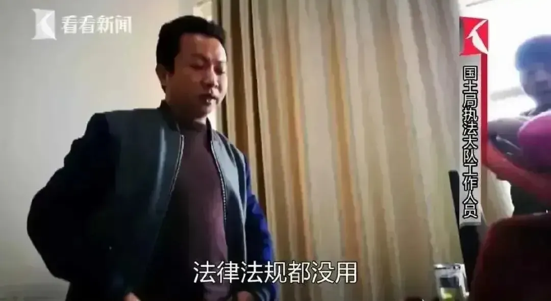 法制办周主任接受央视的采访，谈到群众反映的问题时，记者提到了“法治”两个字，结果