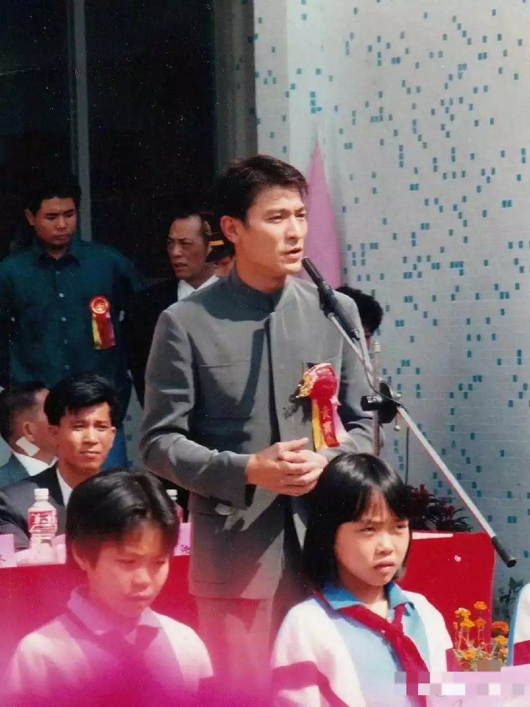 1997年刘德华返乡祭祖捐建学校，当年37岁的他才是颜值巅峰期。