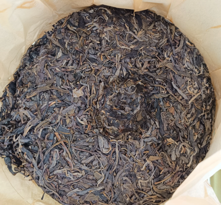 以前别人送了姐夫一饼茶，每次喝茶的时候呢，我姐姐就拿一把菜刀，“咣当咣当”地开茶