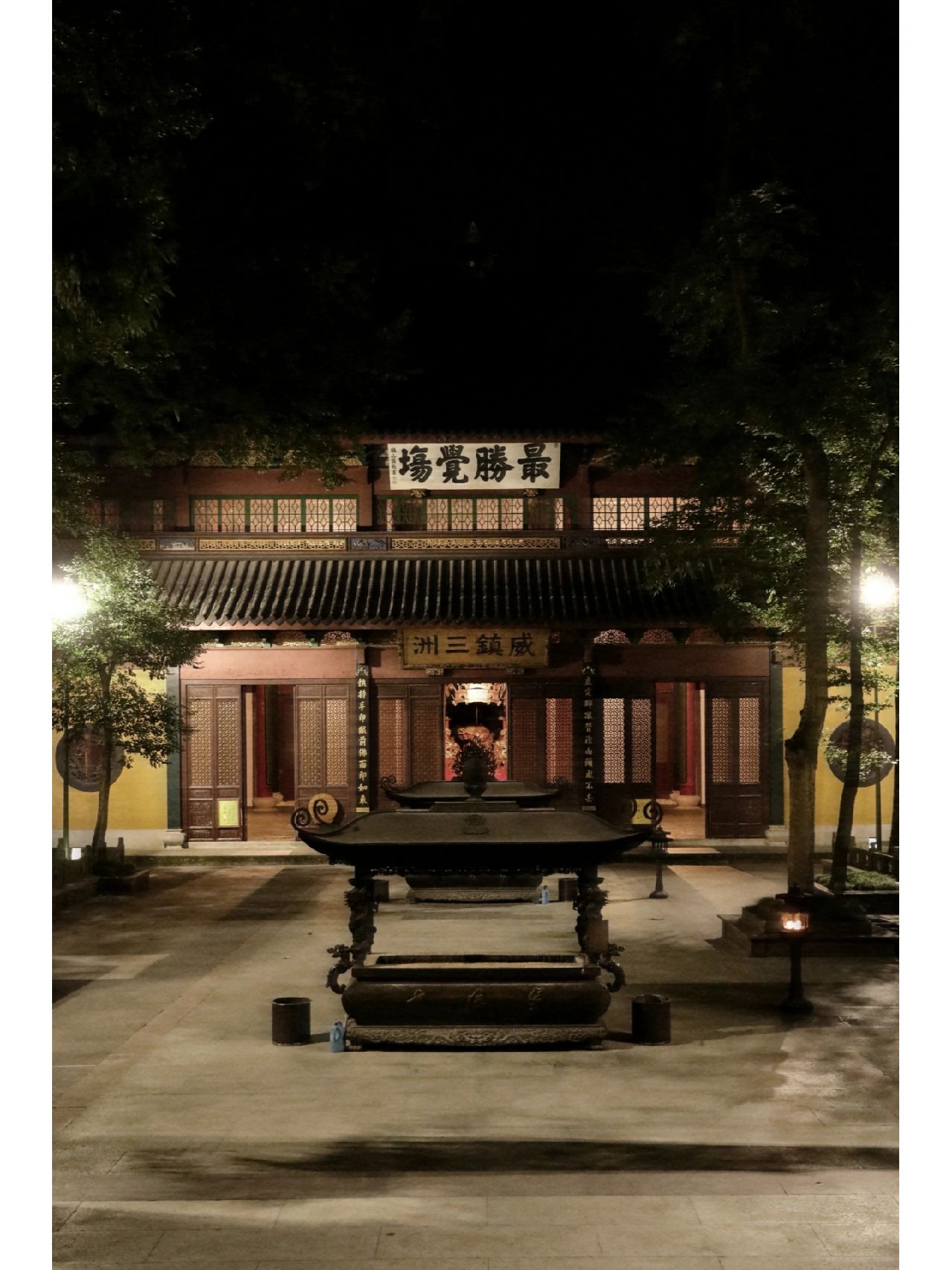 夜游杭州，你见过空无一人的灵隐寺吗？