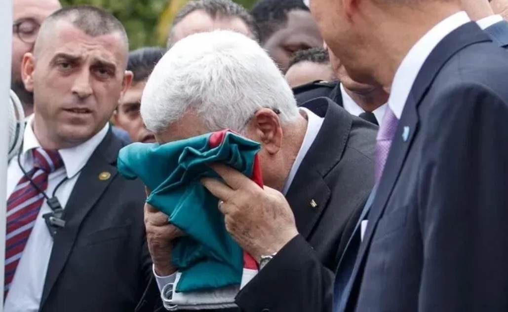 真不敢想像：
巴勒斯坦总统阿巴斯为了每年从以色列手里接过40亿，他跪下了，土地被