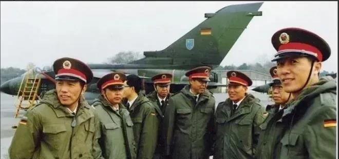 1989年，解放军代表团考察德国先进的战斗机，由于正直冬天，东道主准备了德军的棉