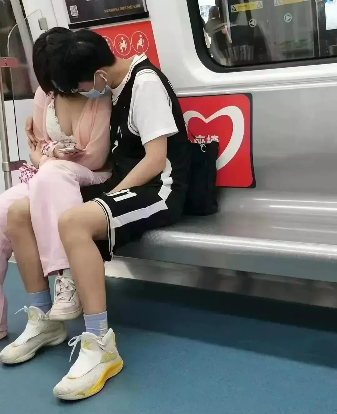 地铁上一对令人羡慕的小情侣，女孩依偎在男生肩膀上，如此甜蜜的瞬间被人拍了下来。女