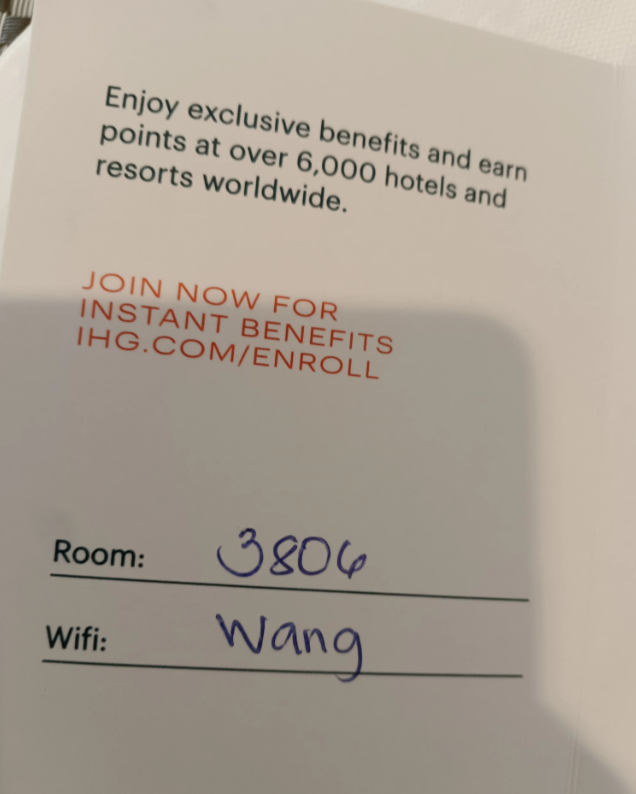 夜里，在多哈入住酒店时，拿着前台开的房卡去3804开门，结果开了老半天就是打不开