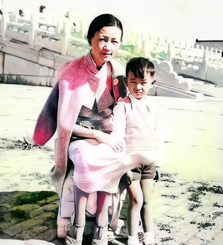 1936年，林徽因带着4岁的儿子梁从诫游玩故宫时，留下的照片，镜头中可以看到林徽