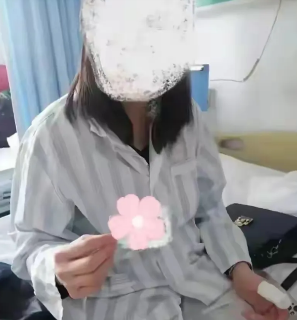 “太黑了！”一女子手指被筷子划破，去医院治疗花费了17000元，这是咋回事呢？
