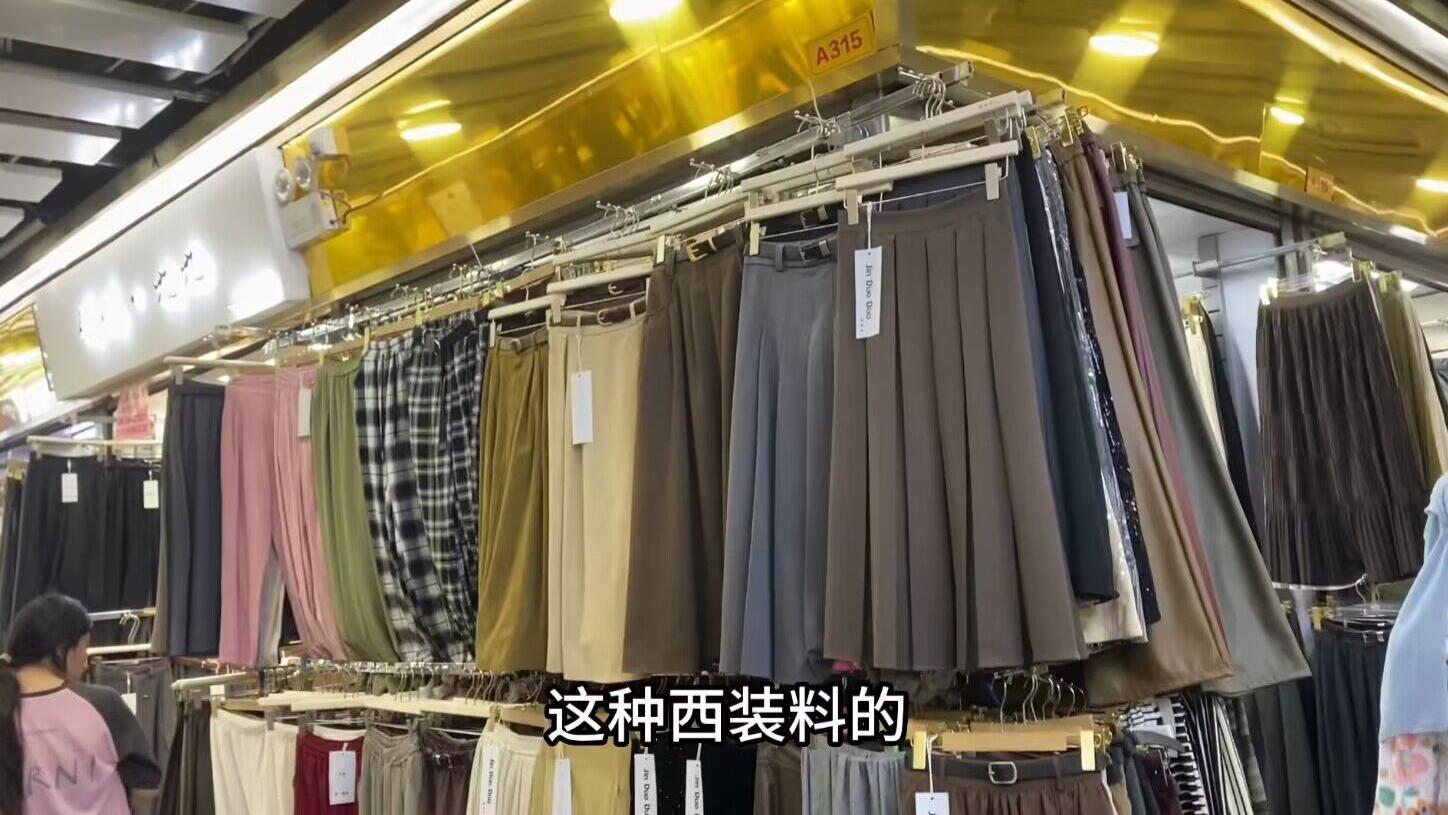 广州服装批发市场秋款上新，各种各样的裙子裤子百搭休闲，打包价很实惠