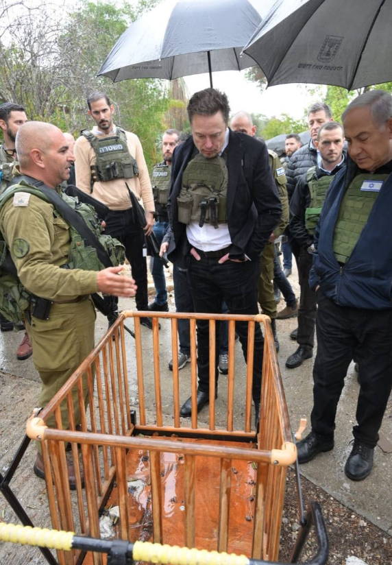 马斯克已抵达以色列的卡法阿扎基布兹，以色列总理内塔尼亚胡为其介绍了当地的情况。那