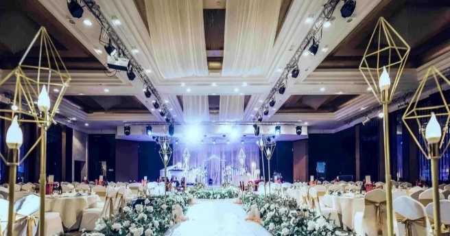 不用太久以后，许多婚庆机构将面临关门大吉。
因为婚礼现场，除了新娘与新郎，其他人