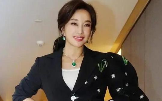 当年，刘晓庆可是花了大价钱雇了一个男保姆，这个男保姆从五十岁一直干到七十岁，老伴