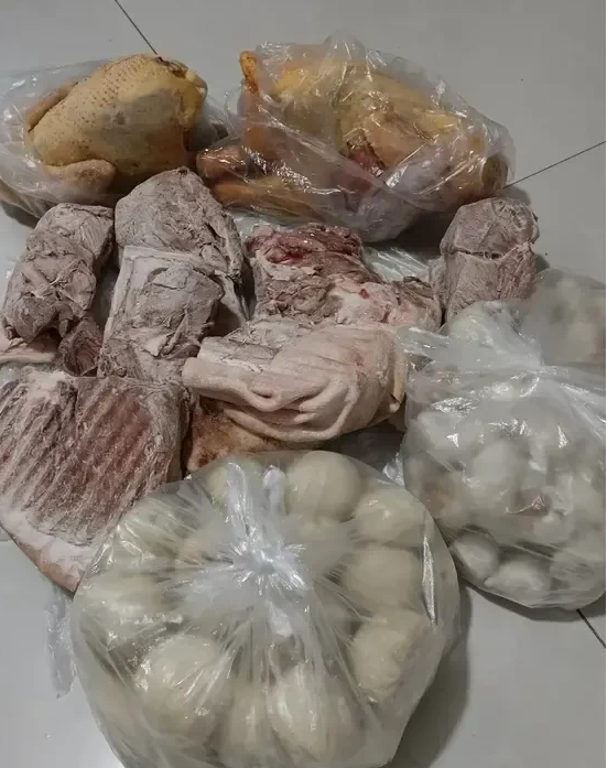 
儿子对象打电话，让我下楼拿快递，说她妈妈寄过来的，快递员这会在楼下等着。我慌忙