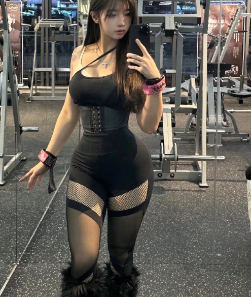 时代变了，现在都是穿丝袜去健身了吗？ ​​​