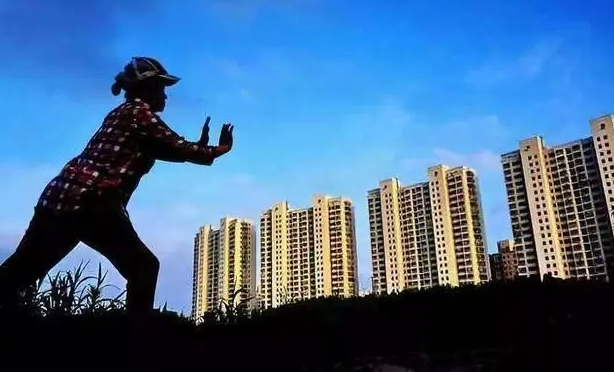 最近我回到我的河南老家，发现县城的房价已经跌至冰点，想要出售房子简直比登天还难。