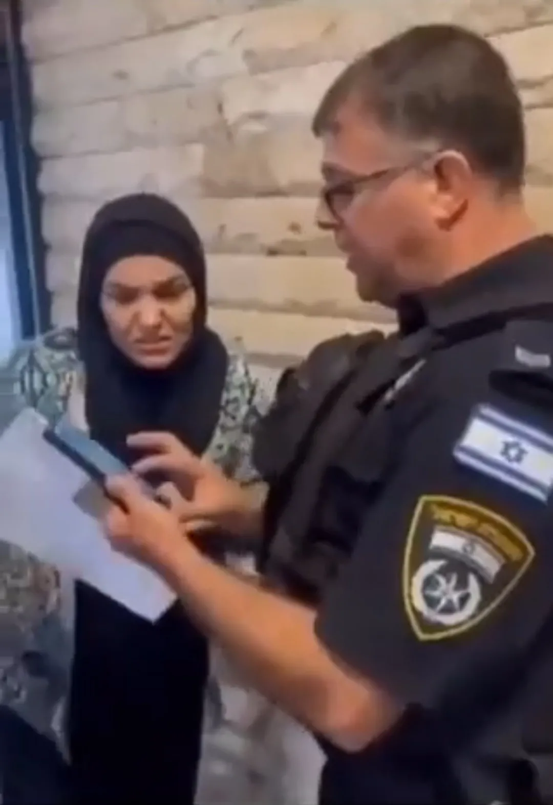 一位居住在以色列的阿拉伯妇女，因在互联网上持续发文支持哈马斯，被以色列警察上门宣