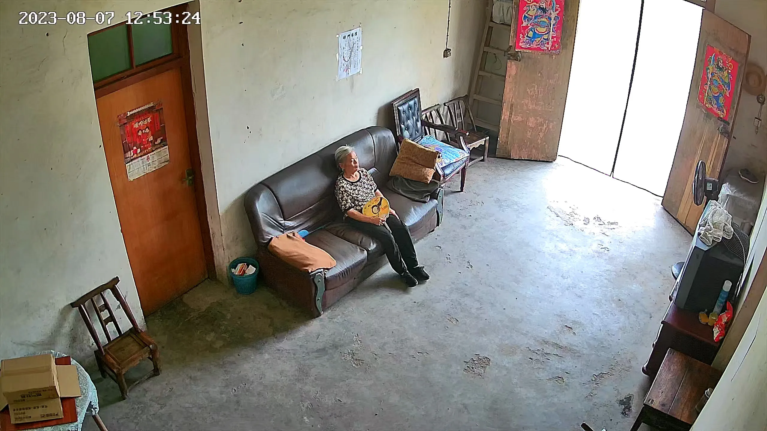 父亲走了后，妈妈坚持一个人住在她和父亲以前住的房子里面，我从摄像头里看到了她孤孤