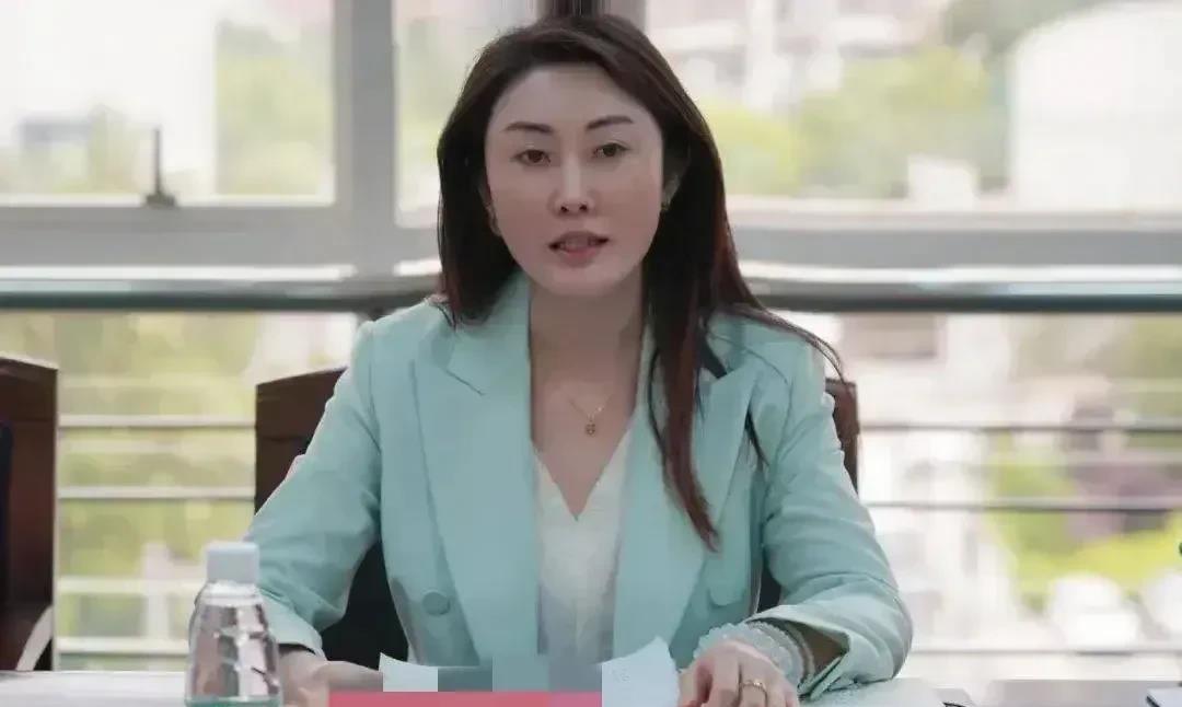 李局今年45岁了，这个年纪还恋爱脑，真的是让人心疼啊！
据说她的情人是一只小奶狗