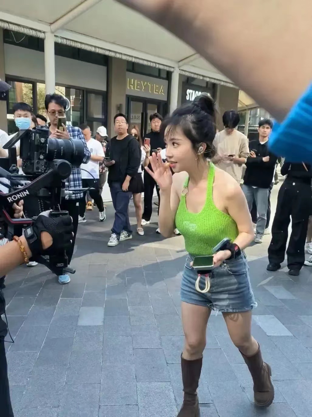 网上经常有人吐槽冯提说她“太矮了”本来腿就短，还穿长筒靴。一米四多，头大身体小。