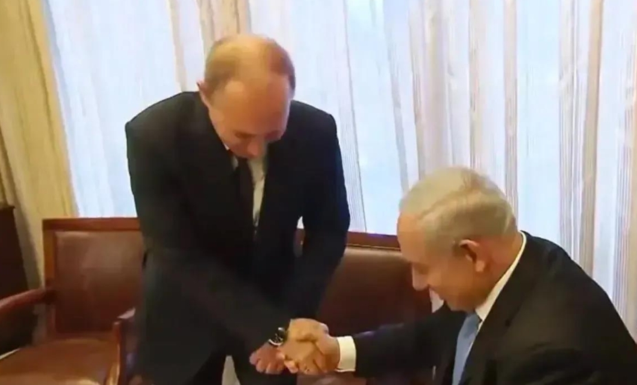 傲慢与偏见！
当年普京访问以色列时，总理和孔以色列在会议室等待普京。普京进入会议