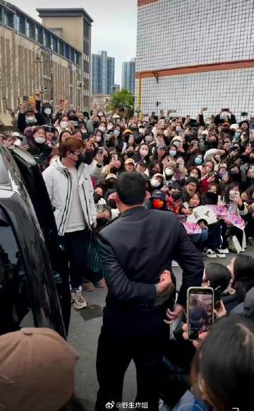 邓为今天去上班会被吓到吗，这么多人 ​