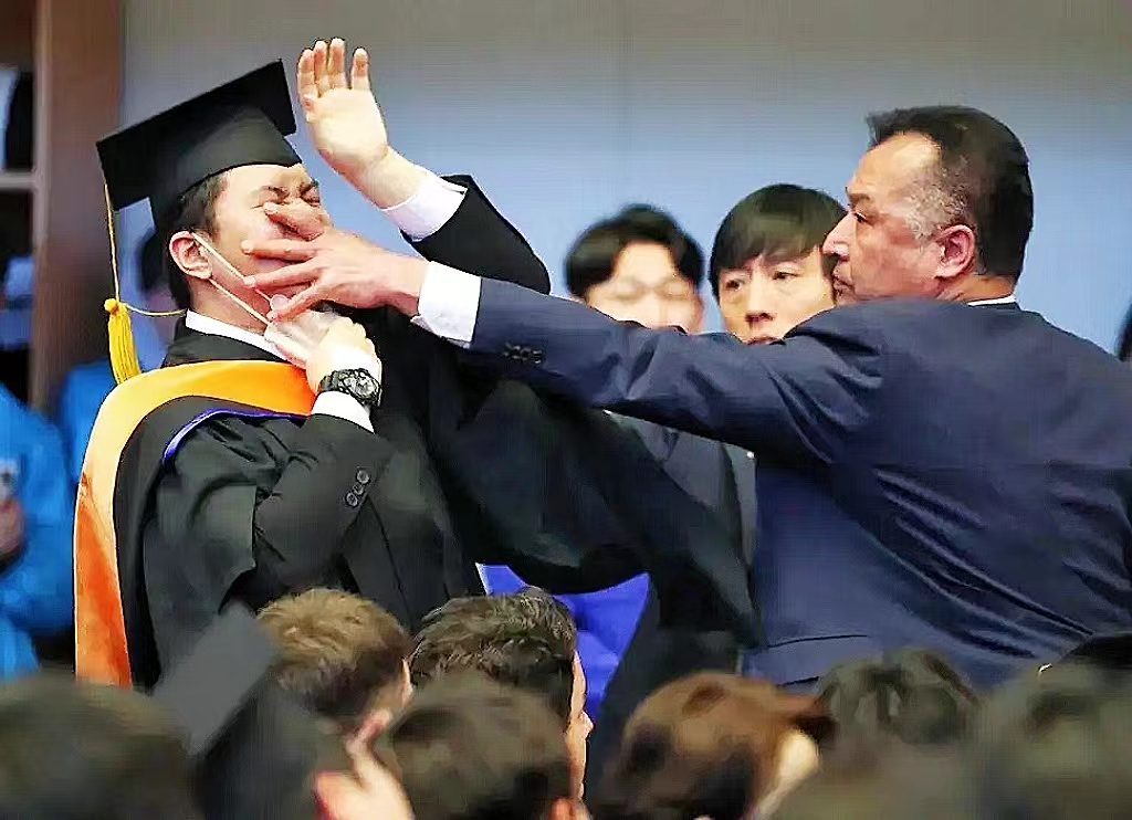 太霸道了！近日，韩国总统尹锡悦在韩国科学技术院毕业典礼上发表贺词时，这时一名身穿
