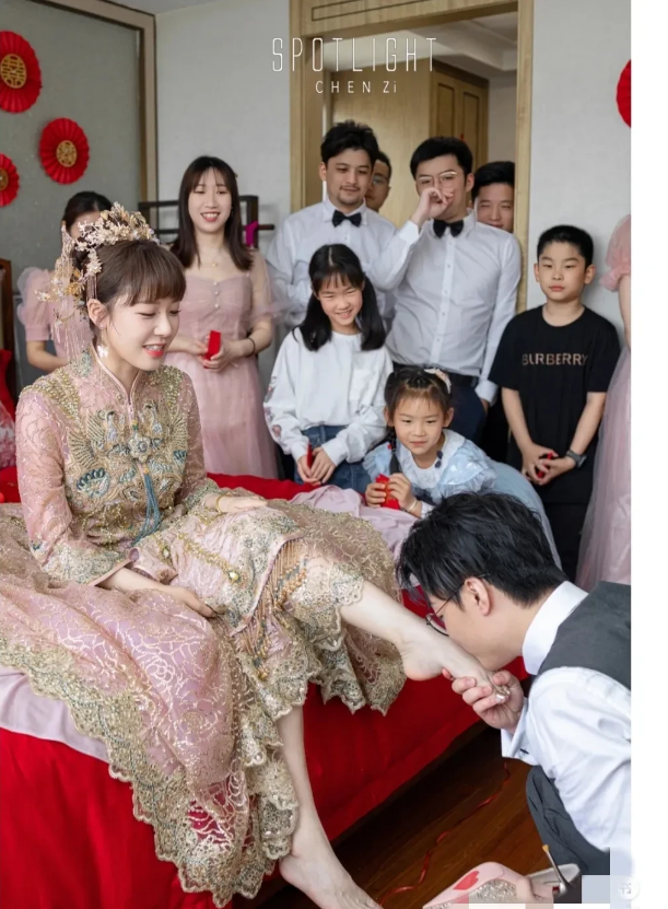 在中国传统婚礼习俗中，并没有亲吻新娘脚的环节。亲吻新娘脚这一说法可能是源于一些网