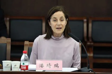 新加坡联合早报今天（11月26日）报道：“以色列驻中国大使潘绮瑞说，尽管过去一段