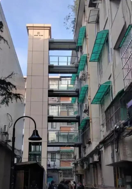 就因为死都不答应加装电梯，阻挠施工，楼上的几户竟然合起来把1楼告了！

我就不懂
