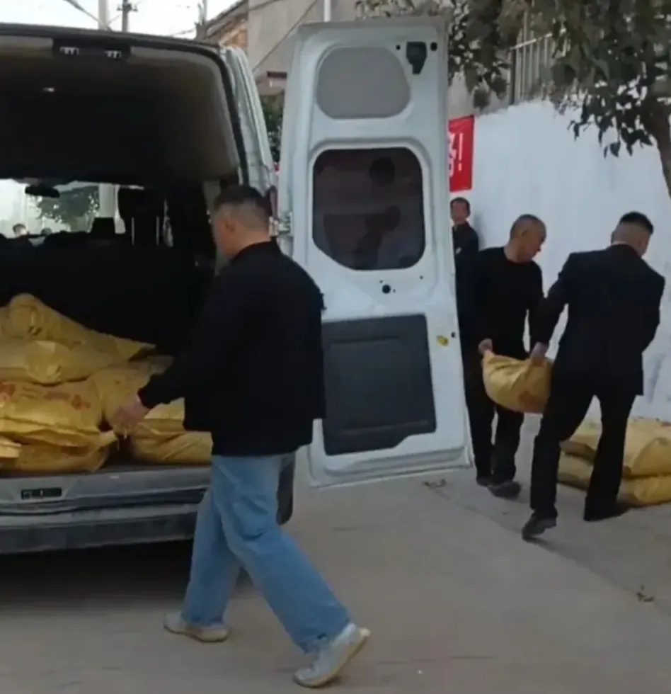 航天员江新林登上太空后，家里收获了第一波福利。
当地干部用厢式货车给他家送去了几