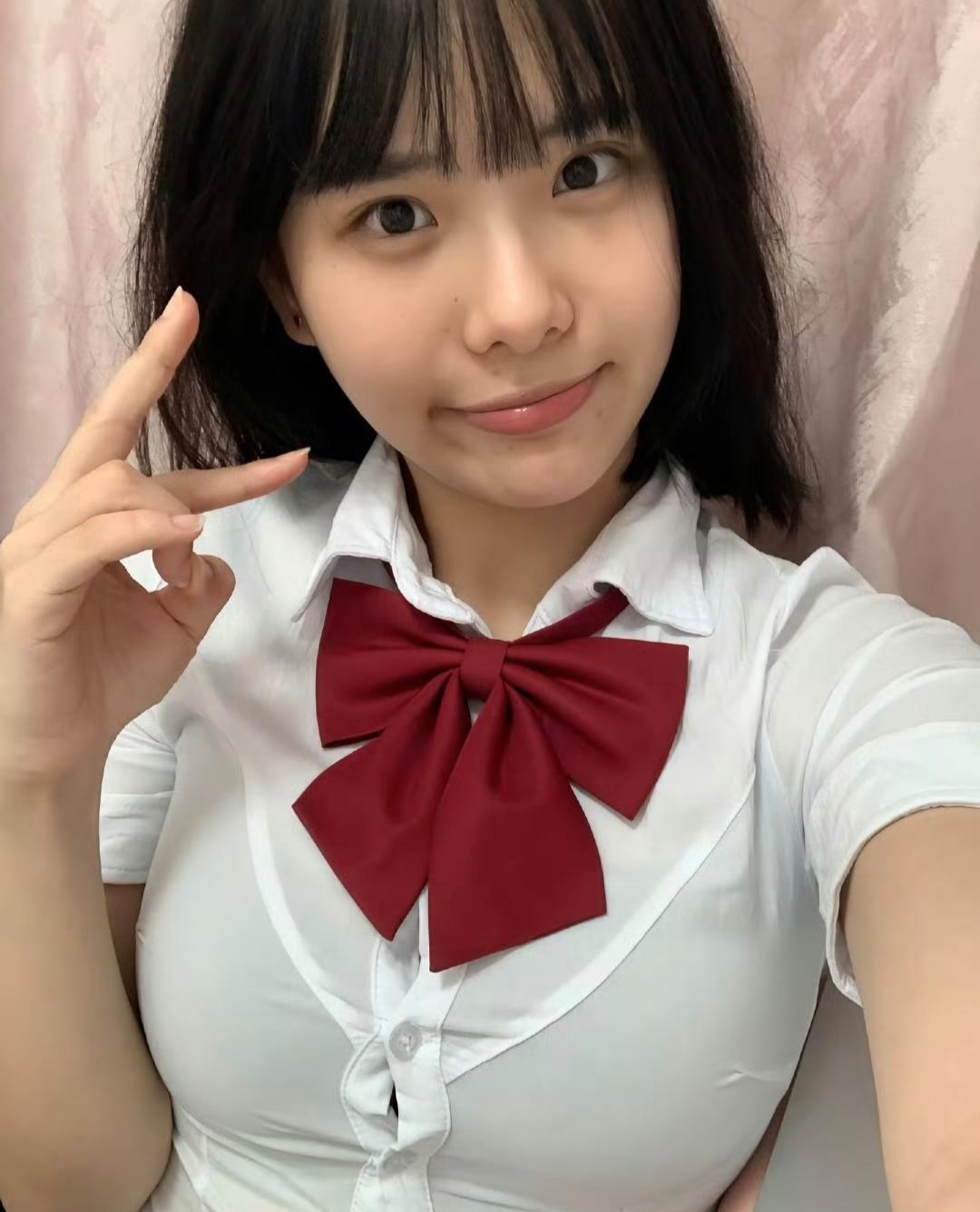剪刀手，永远是拍照最经典的姿势。心心念念的JK服终于穿身上啦，大小刚刚合适，臭美