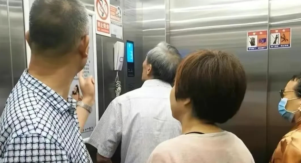 北京，一女子买了小区1楼房子，无意中发现，自己交的物业费里，竟有电梯费，遂停交五