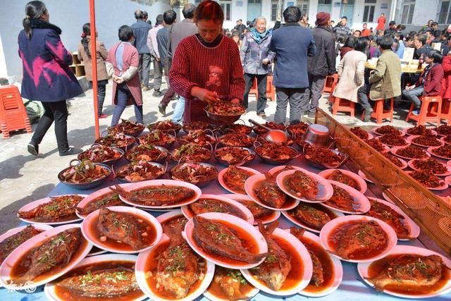 好之后用木盘沿着小溪上菜，后来人们便把这种长长的大席面叫做流水席。农村办流水席的场面一般都非常壮观，各种好吃的菜品摆满了桌子，量大味