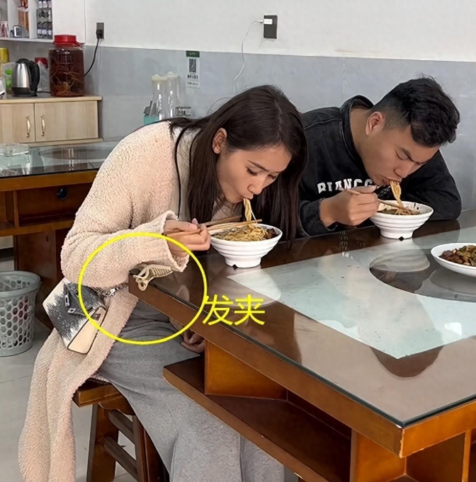 川，一男一女在一家面店约会。经过几个小时的相处，两人相谈甚欢。然而，就在这时，一