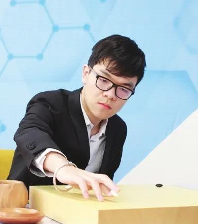 
备受关注的28届LG杯半决赛柯洁执白对申真谞。白42扳至50在下边定型，黑51