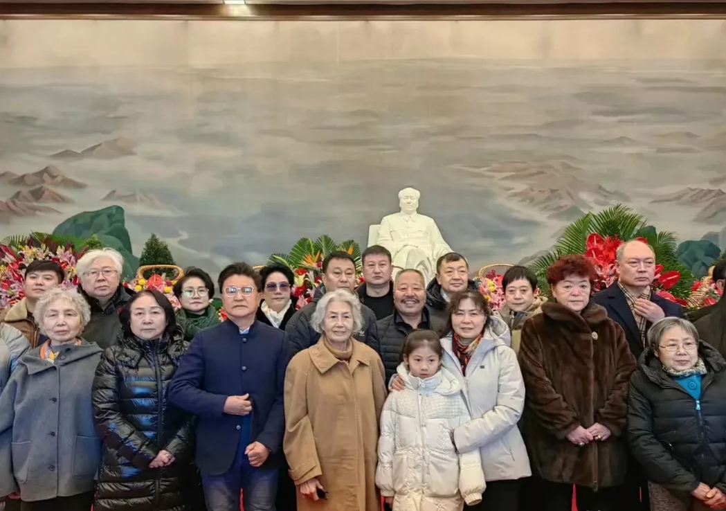 1976年9月9日，毛主席在北京逝世，享年83岁。毛主席去世前，交给了张玉凤一个