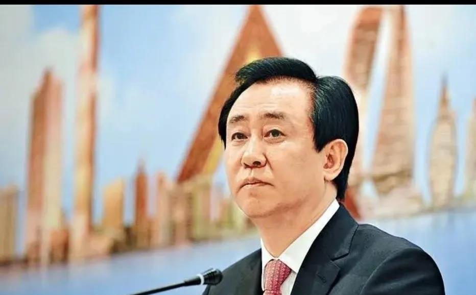 恒大物业公司起诉恒大集团，其子公司将母公司告上了法庭。原因是恒大集团挪用了恒大物
