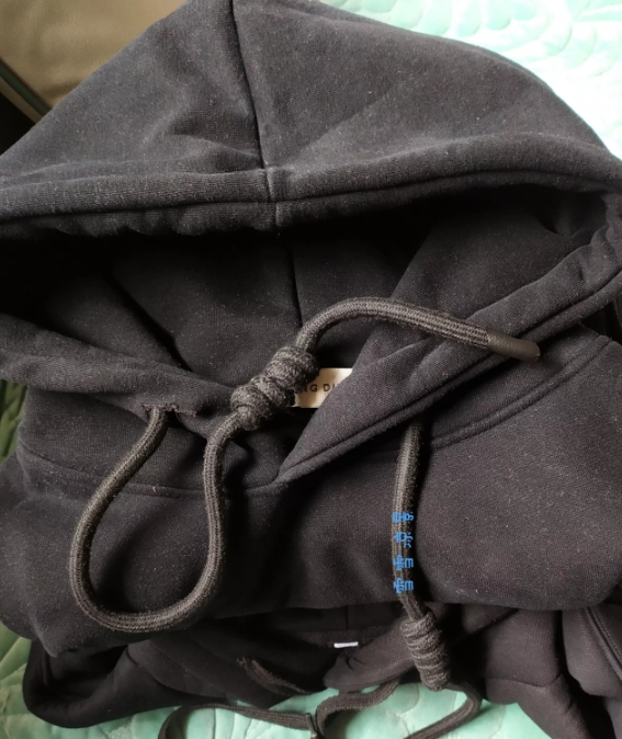 今天遇到一件特别无语的事！前天送给亲戚两件不穿的加绒卫衣，她拿回来让她儿子穿了一