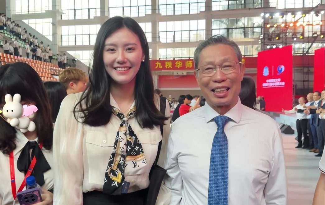 钟南山教授参加华南师范大学90年校庆，与美女校友合影。钟老这起色不错，80多岁的