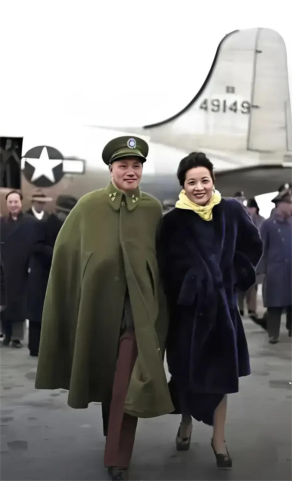 这张照片拍摄于1947年，蒋介石与宋美龄刚下飞机在延安机场时的留影照，这可不是演