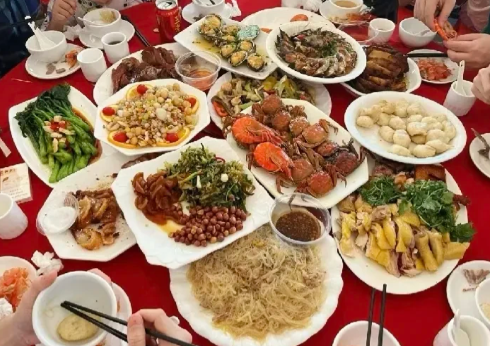“层出不穷的酒席”！前几天接到老家亲戚的电话，邀请参加她家的搬家酒宴，这已经是今