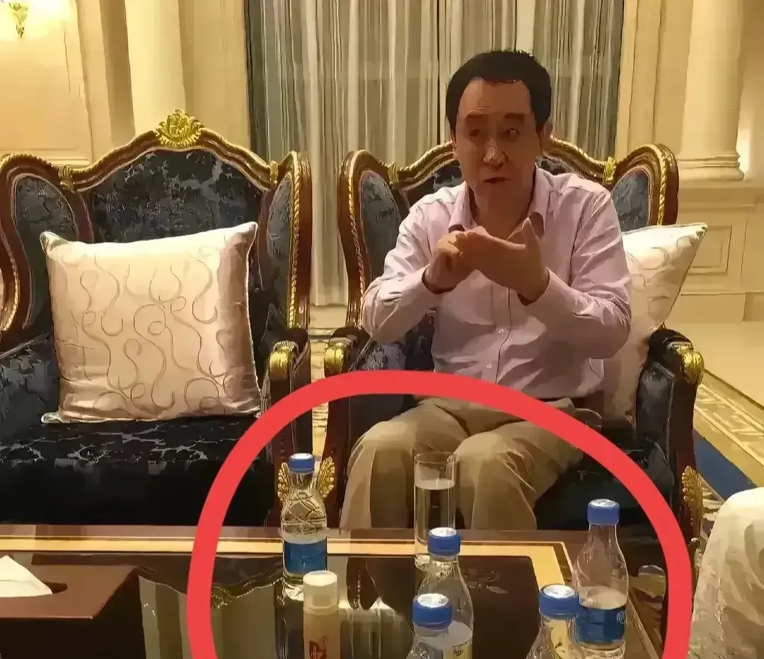 许家印被抓之前近照曝光，已经没有了原来的精气神，整个人已经是萎靡不振，形体消瘦，