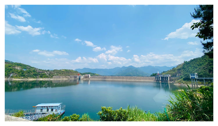 周末，我们踏上了前往名山大川的旅途，期待着在自然的美景中放松身心，陶冶情操。
清