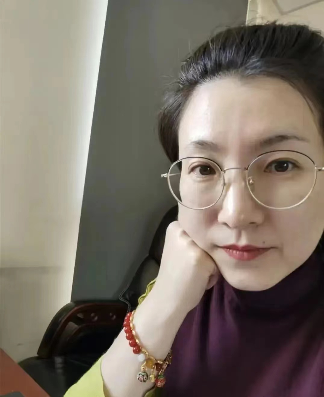 大女儿昨晚忽然问我，她想和男朋一起住，看看能否获得我们的许可。她爸爸表示，你们想