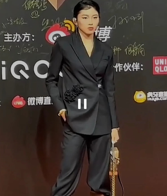 你看吴艳妮这一身行头，尽显着从头到脚的高贵；再看孙颖莎这个穿着，就是一个小女生！