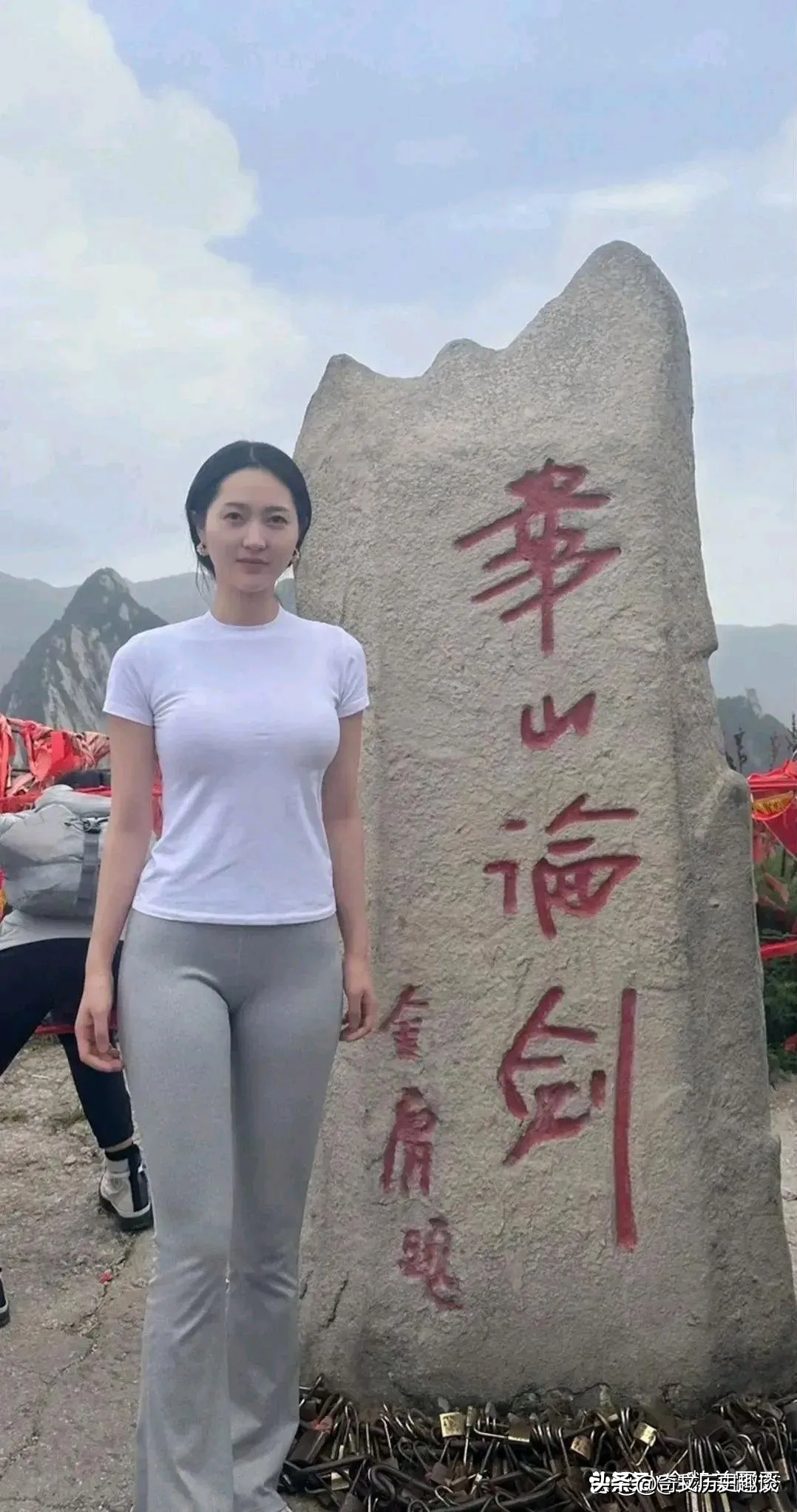 在2006年，我的堂姐在浙江省舟山附近旅游时，意外地拍下了一张珍贵的照片。照片中
